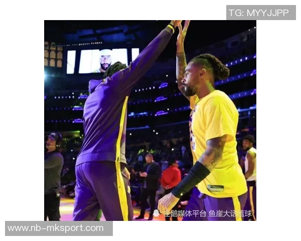 老队友默契配合濃眉果断分球助拉塞尔轻松命中三分 老队友默契配合濃眉果断分球助拉塞尔轻松命中三分