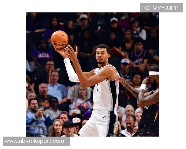 马克西表现出色两罚锁定胜局贡献28分6篮板9助攻助球队取得胜利 马克西表现出色两罚锁定胜局贡献28分6篮板9助攻助球队取得胜利